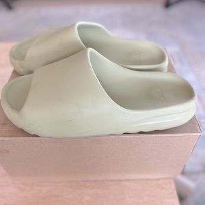 Yeezy slides resin 2021 - size 13